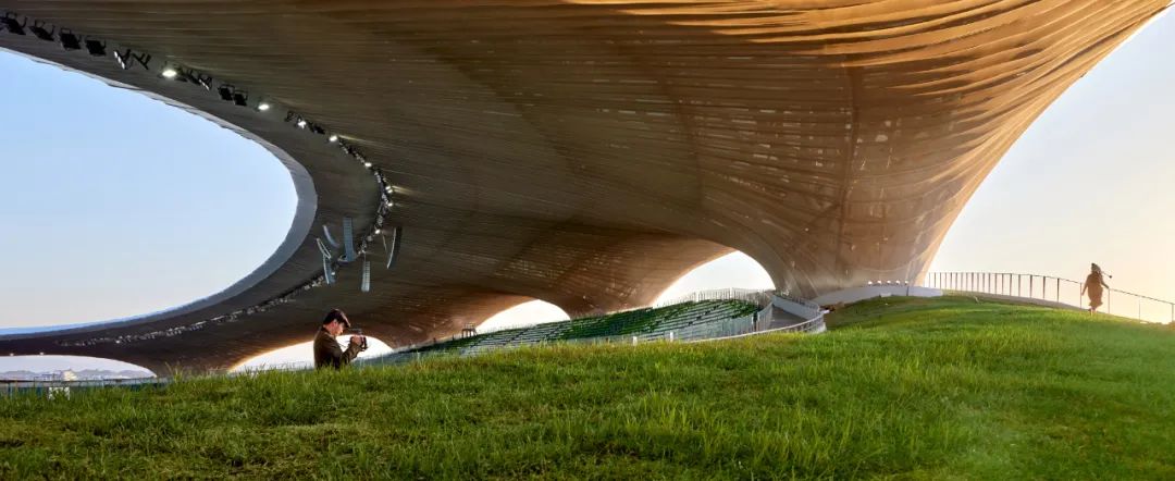 “消失的体育场”建成,马岩松/MAD全球最大覆土建筑群设计