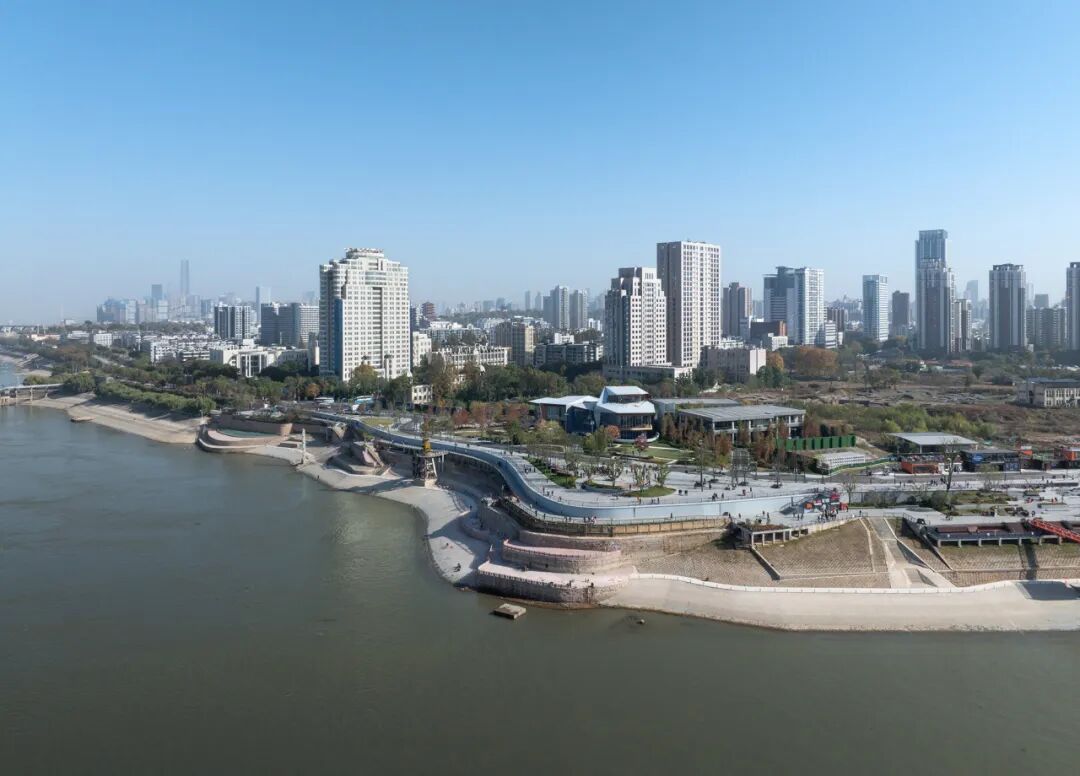 文化锚点的公共性重构：武汉长江天地和集与滨江公园更新 / 正象设计