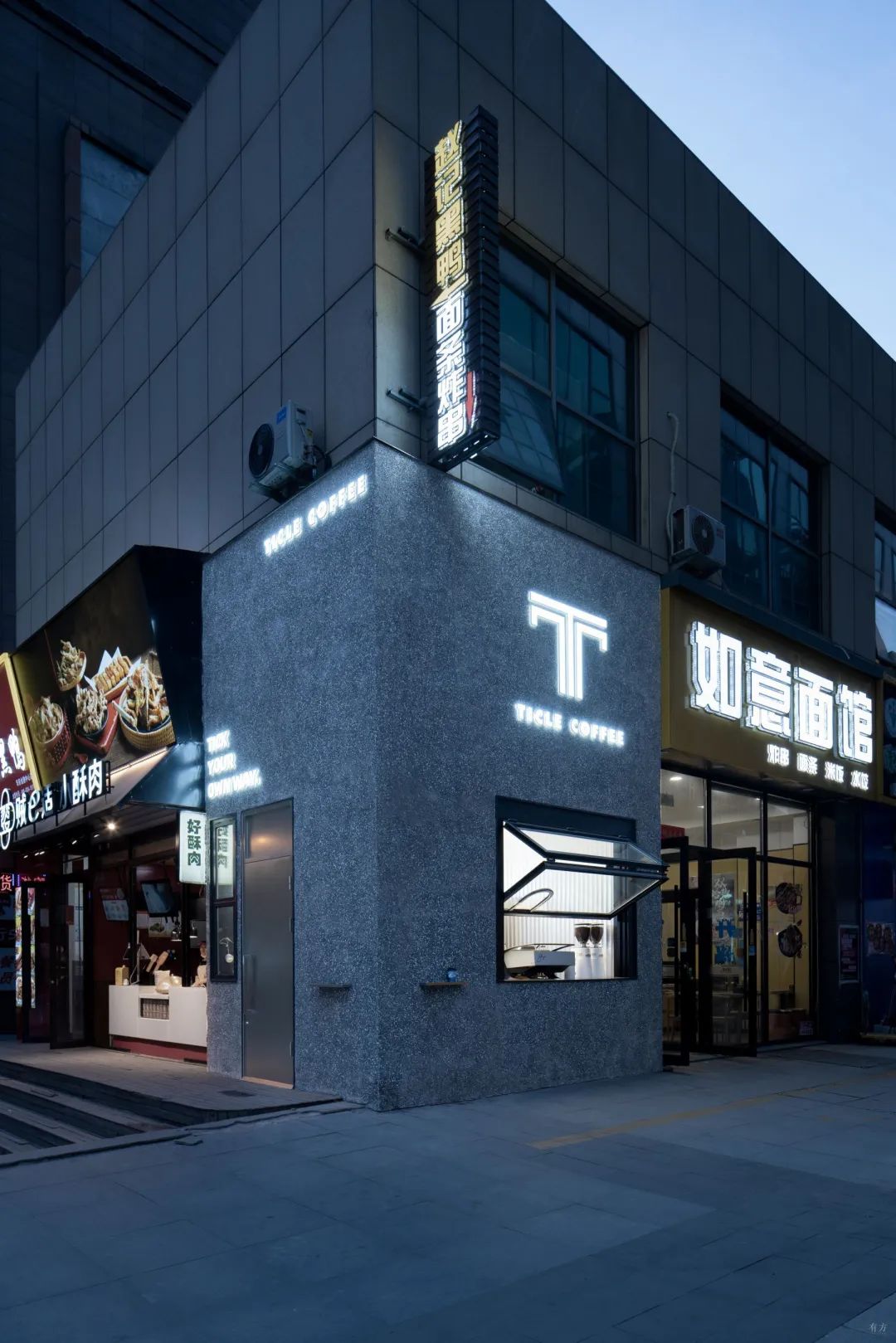 新作丨不锈钢与混凝土的交错：Ticle Coffee系列设计 / 大观建筑