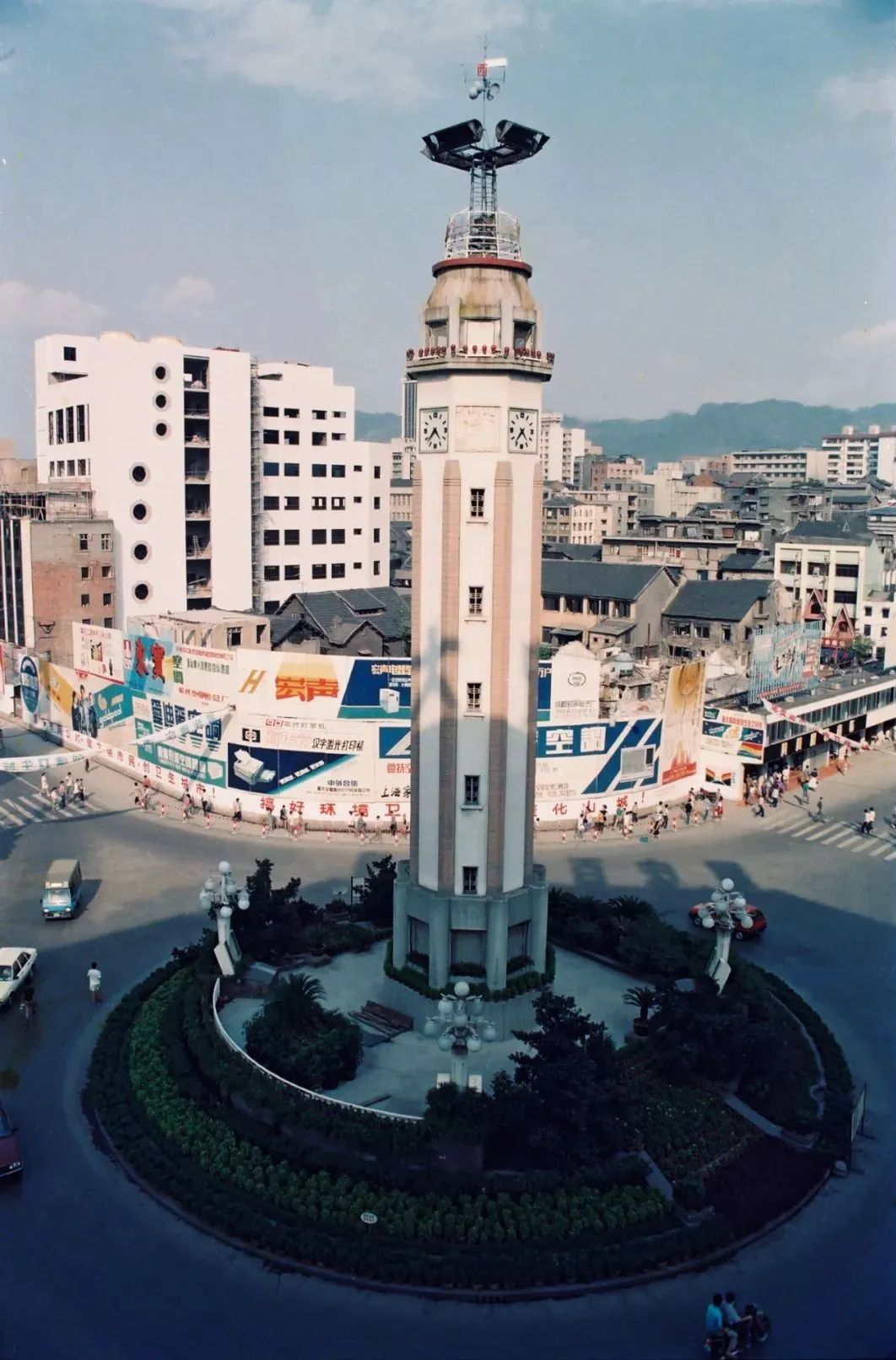 何智亚：重庆，30年间的城市影像记录与观察