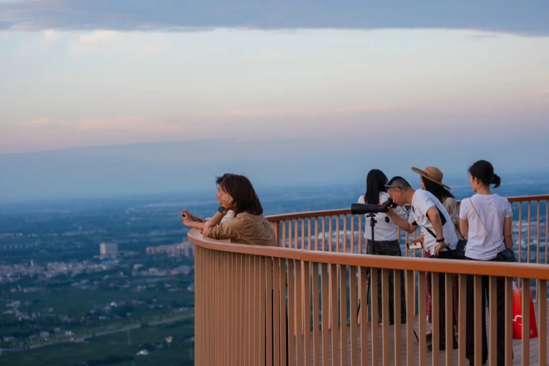 长秋月观景台 | MVRDV在成都蒲江打造与山地自然交融的木构观景建筑