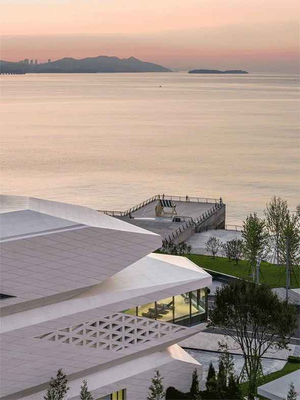 line+新作「石棱镜」，叠石望海，激活大连凌水湾滨海地景