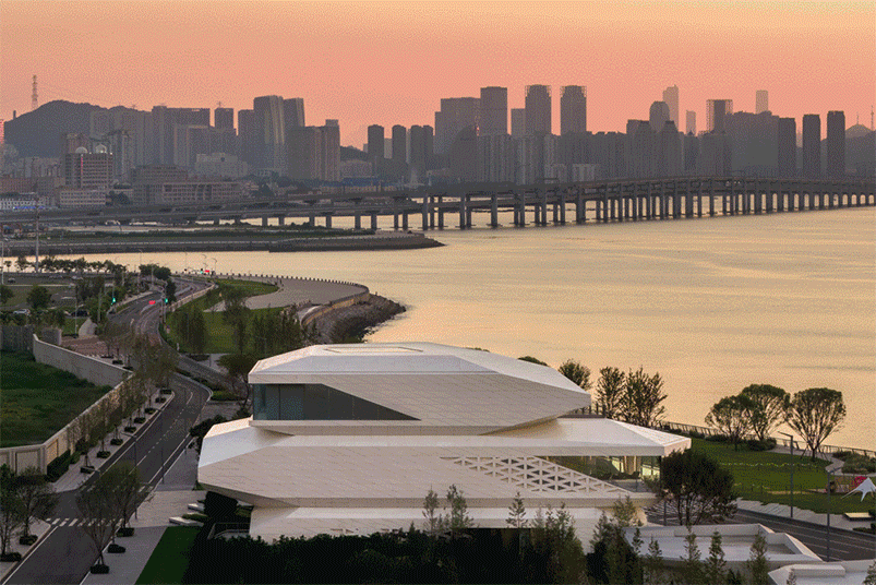 line+新作「石棱镜」，叠石望海，激活大连凌水湾滨海地景