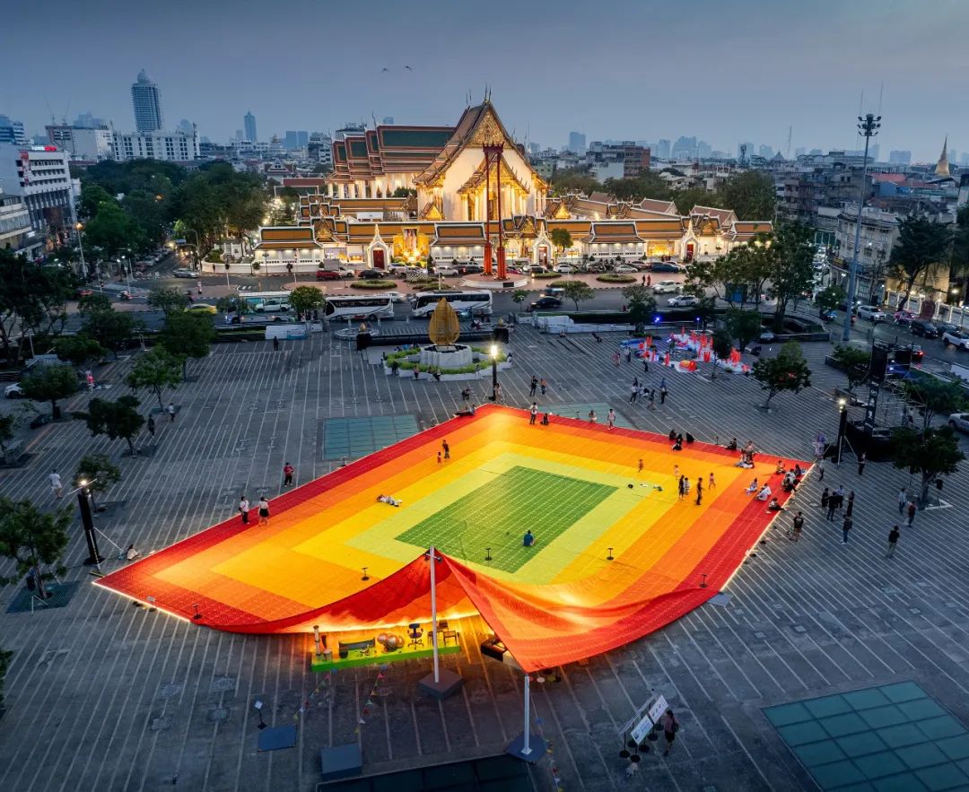 信息图像化的公共空间 | MVRDV 在曼谷设计周用再生塑料编织《巨型坐毯》