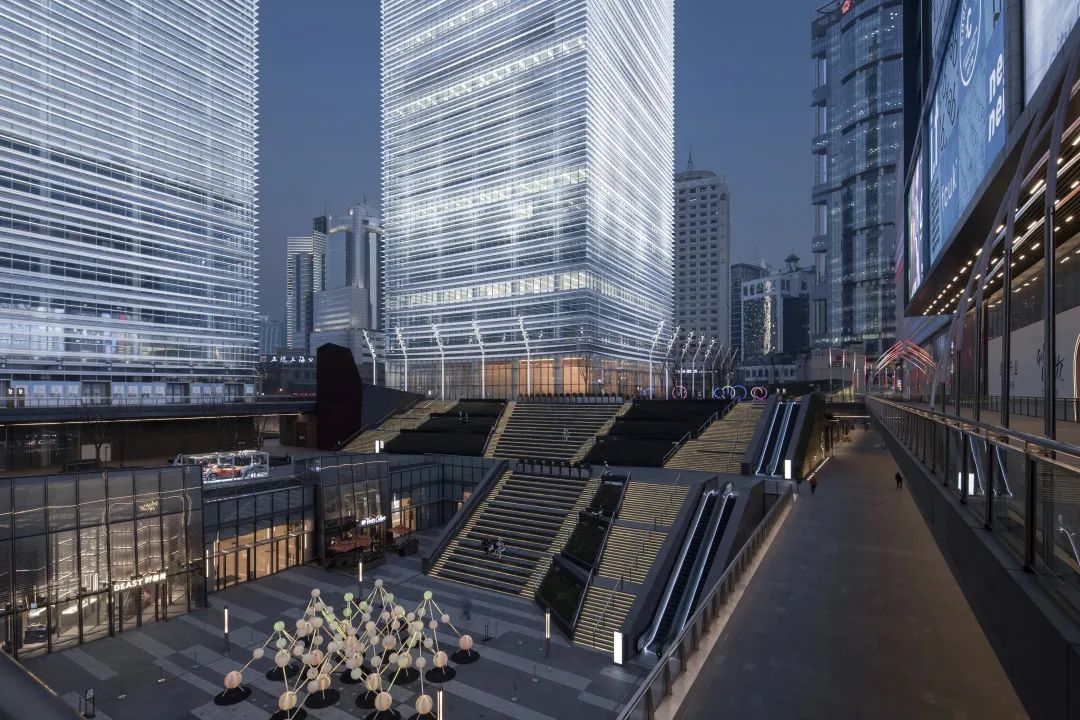 将浦东新区商业和交通配套无缝结合的公共目的地:上海浦东金融广场(上)