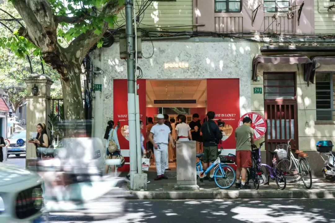 我朋友代理了一个巴黎潮牌眼镜品牌，在上海开了国内首店。  那时候，我正好在读两本书《潮牌之路》《卖什么都是卖体验》，就边看书边结合实际案例思考，如果我是她，代理这么一个巴黎潮牌眼镜品牌，如何一步步在国内打造品牌，形成裂变。  我朋友本身有成熟的商业思路，如今把这个品牌经营的有声有色，我随时翻到小红书的KOL视频里都能看见她的眼镜店的身影，又上了央视新闻作为国内首店的代表之一，又很快的马不停蹄的准备在淮海路开第二家店了。  我是无意间翻到之前的读书笔记，梳理一下当时的思考，发现她做的简直太棒了。  1. 新生代消费者参与品牌塑造的积极性日益高涨，让消费者参与品牌塑造，培养和激励他们的分享欲望。  2. 宣扬一种理念，眼镜也是服饰的一部分，潮人不只要不撞衫，也要不撞眼镜。  3. 征集摄影作品，佩戴该品牌的眼镜拍摄有风格的照片，可以接受投稿后，在官方的小红书账号上进行发布。  4. 塑造和定位品牌形象，和目标消费者的个人形象进行关联，定位潮牌、时尚、年轻，邀请设计师们做KOL代言，强化标签。  5. 通过宣传，邀请目标消费者不只是单独来购物，而是姐妹们一起，将一些有相似度的又有点不同的款式进行捆绑，形成闺蜜联合款，好基友款。是好闺蜜就戴一个品牌的眼镜一起出街。  6. 眼镜是易耗品，而不是通常来说一副眼镜戴好多年直到镜架变形了才换。  7. 打造品牌社群，在社群中通过艺术分享等方式，巩固品牌的艺术调性，吸引爱艺术的人们关注和加入社群。  8. 作为国内首店，让前期的顾客能够作为新生事物尝鲜者，心生自豪感。  9. 发展一些品牌衍生品，小礼物，促进消费和传播。  10. 只有价值定位清晰的产品，结合适当的品牌包装，才能长久赢得客户。  品牌战略  1. 刚开始注重，“为何用户选择我”，然后思考“怎样满足消费者需求”，而不仅仅关注产品本身，最后着手打造“什么样”的品牌。  2. 品牌和用户之间要有通畅、深入的沟通渠道，比如小红书？能够及时接收到客户的反馈和需求。  3. 宣传公司的品牌故事，使大众产品成为一个内涵丰富的品牌。  4. 采访顾客，征集他们与品牌产品之间的故事，可以在店内设置照片墙，以及将小红书为虚拟空间设立线上的故事墙和照片墙。打造出“戴这个品牌的眼镜的用户都是一群富有创意而且非常有趣的人”  5. 你不必自己推广产品，你只需要编写一些故事，让大家乐于口口相传，互相分享。  6. 眼镜引申出“看世界”“看人”“走出去”“眼睛的交流”“透过眼镜看到美”等立意  7. 独特的故事主张，创作品牌暖情小故事，就像当初的益达口香糖广告系列，比如一些偶遇、爱情、相约、温情、偶像剧连续剧短剧进行传播。  8. 定制印有眼镜的T恤  9. 反复讲好品牌故事，让大家形成一致看法，他们会自发的宣传你的品牌。  10. 想一句口号。  11. 推出一些新款的样片，邀请大家免费试戴一周? 要求是需要朋友圈发照片。  12. 狂热？执着？信念？大胆？真诚？表达？活力？思考如何让品牌与这些相关联。  13. 公益行为。比如，送眼镜给一些非目标客群，他们没有能力得到适合的眼镜，然后讲这些公益行为记录，传播，在店里照片墙展示等。制定切实可行的公益营销战略，必须建立与目标受众产生情感共鸣的纽带。比如，如今的快递小哥群体，大厂失业群体等。让客户和社会公众觉得你的公益行为真实可靠且可持续发展。  14. 产地比产品更重要。比如，强调品牌来自巴黎。  15. 注重客户体验，比如，快递眼镜的时候，店长手写的卡片，祝福，以及包装盒的设计感等。  16. 店里放拍立得。邀请顾客买完就拍照留念，在店里留下靓影。  17.对于进店后没有购买的顾客，留下他们的需求，希望的款式和使用场景，下次上新品的时候可以及时告诉他们。  18. 分销，带客，裂变。  19.个别款式做到稀缺性，独一无二。  20.上新款的时候，第一个购买的顾客有命名权，可以在官方小红书账号上官宣。  21. 多为顾客定制产品或者定制服务。  22. 先将店长和店员的认识的朋友建个品牌初始群，然后邀请每个朋友拉5个新朋友入群，每增加50或者100个时候，开始抽奖，送一副眼镜。中奖的要离开群，但是要再5个或者10个进群。  23. 每个到店领眼镜奖品的人必须带一个朋友来。  24. 发动大家一起出点子。  图片来源：品牌主理人Michelle Ye
