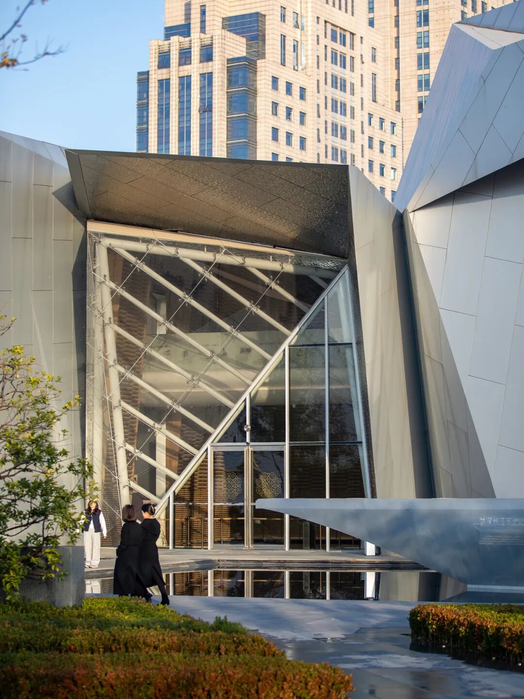 文化锚点的公共性重构：武汉长江天地和集与滨江公园更新 / 正象设计