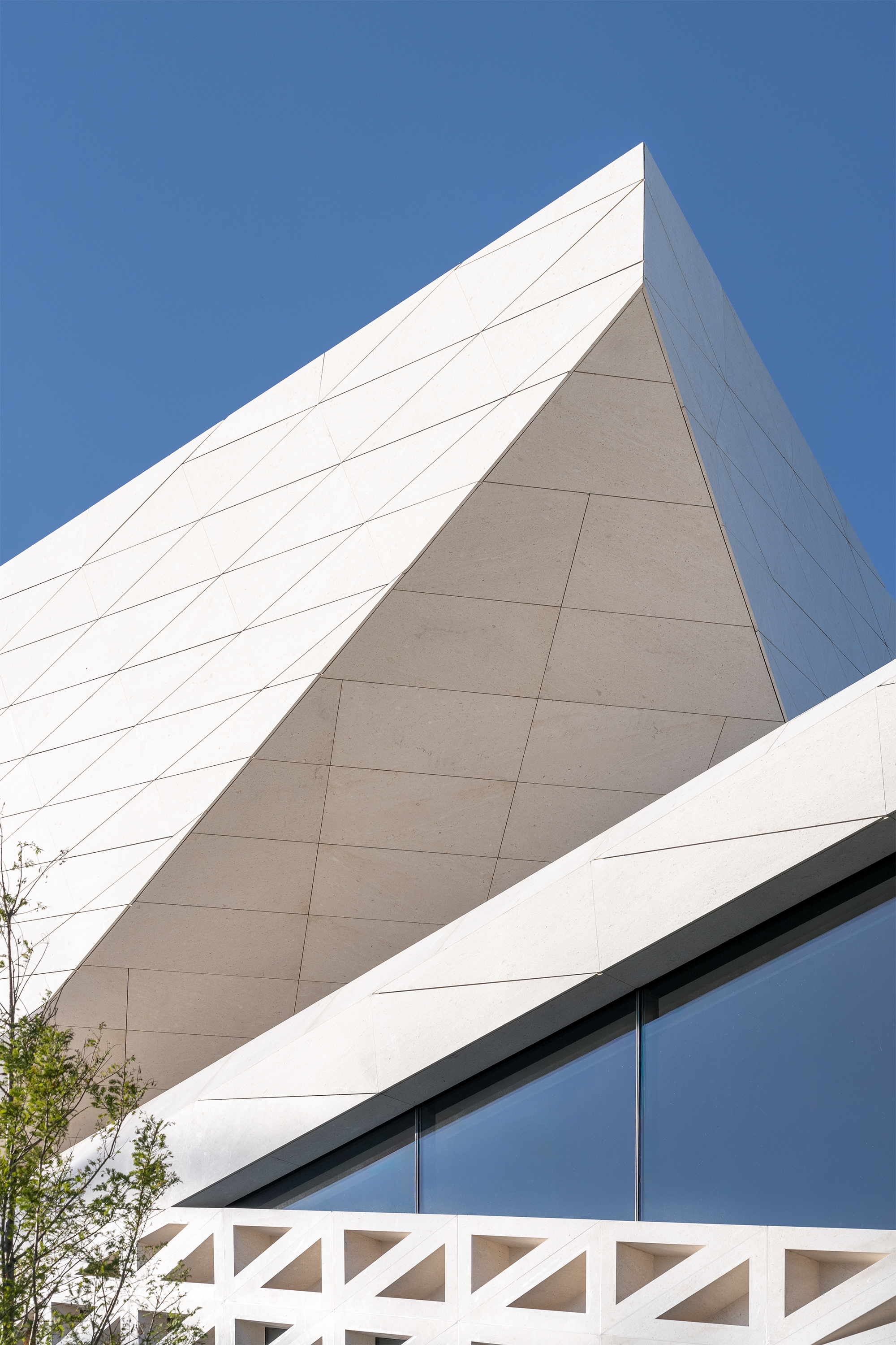 line+新作「石棱镜」，叠石望海，激活大连凌水湾滨海地景