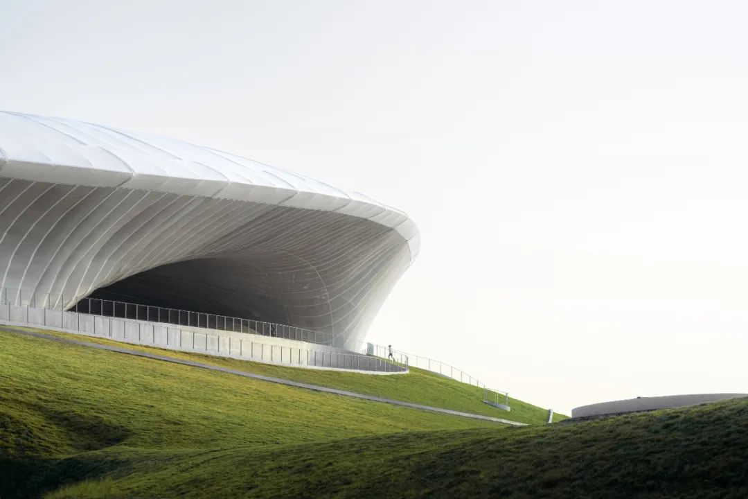“消失的体育场”建成,马岩松/MAD全球最大覆土建筑群设计