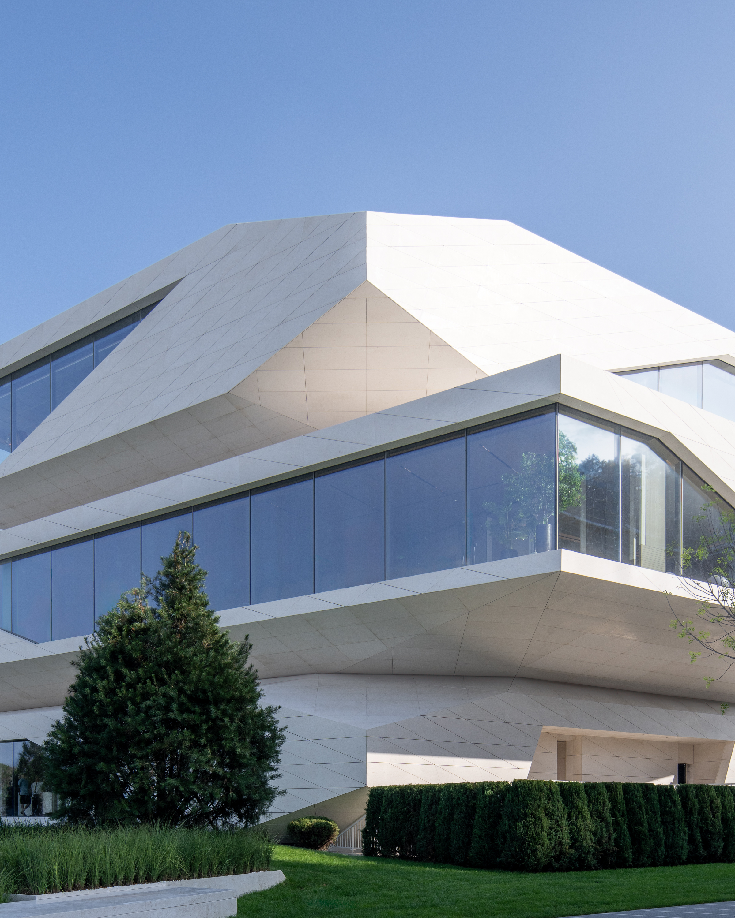 line+新作「石棱镜」，叠石望海，激活大连凌水湾滨海地景