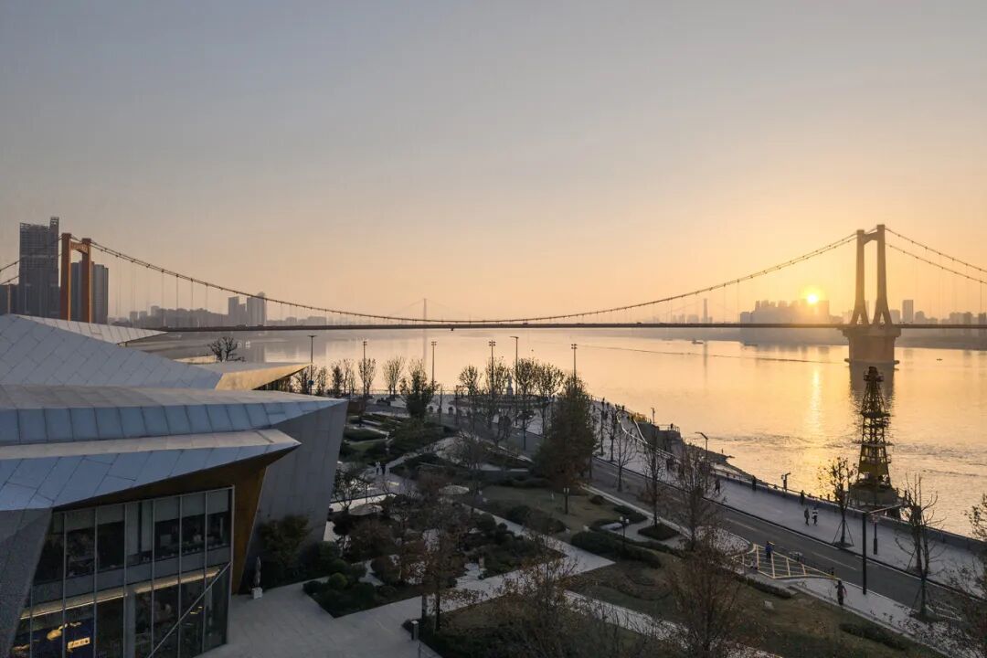 文化锚点的公共性重构：武汉长江天地和集与滨江公园更新 / 正象设计