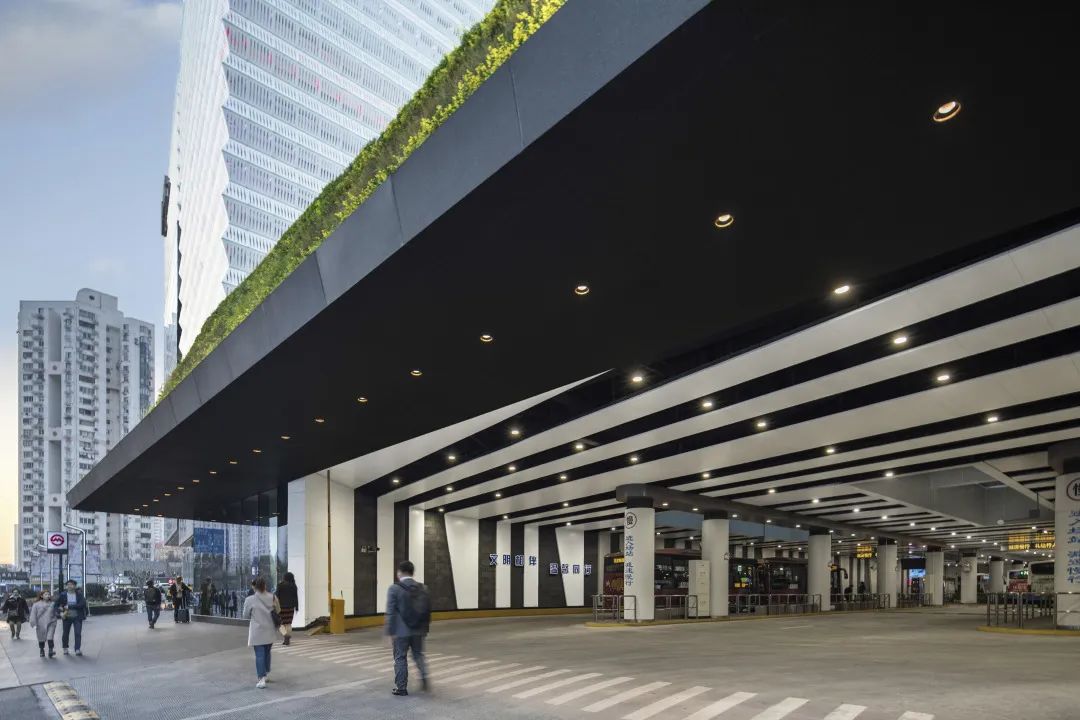 将浦东新区商业和交通配套无缝结合的公共目的地:上海浦东金融广场(上)