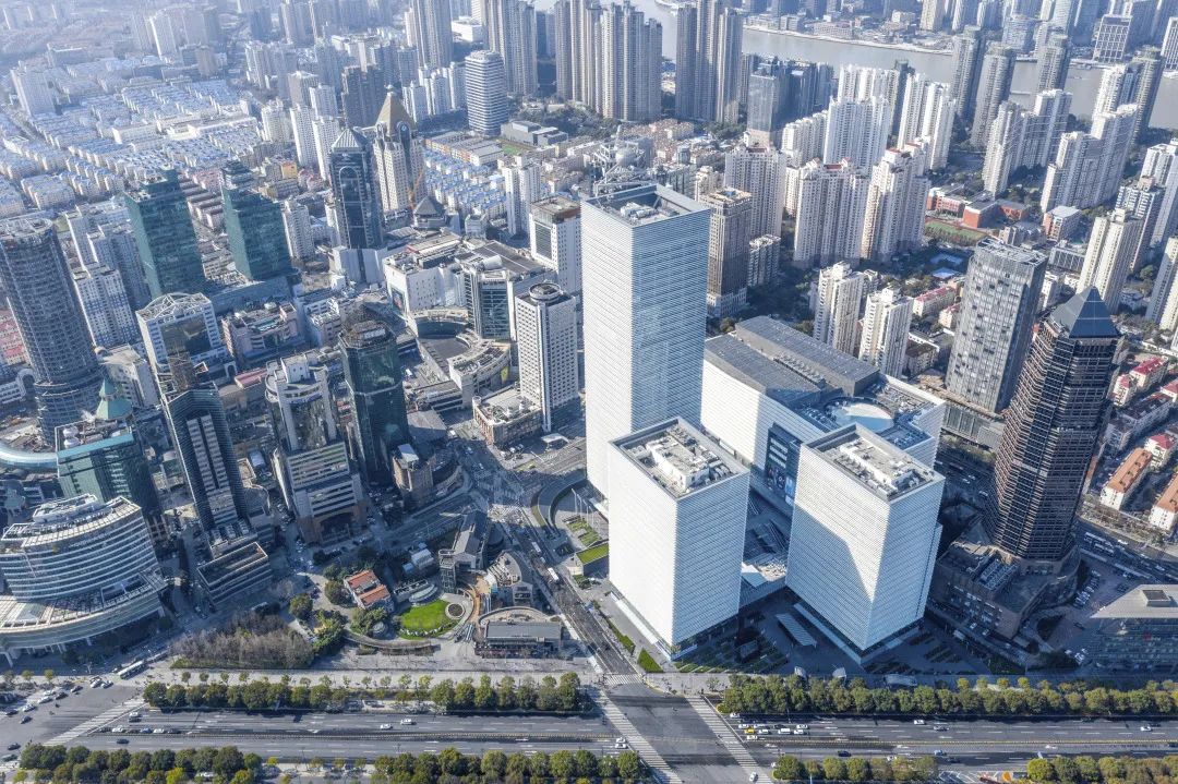 将浦东新区商业和交通配套无缝结合的公共目的地：上海浦东金融广场（下）