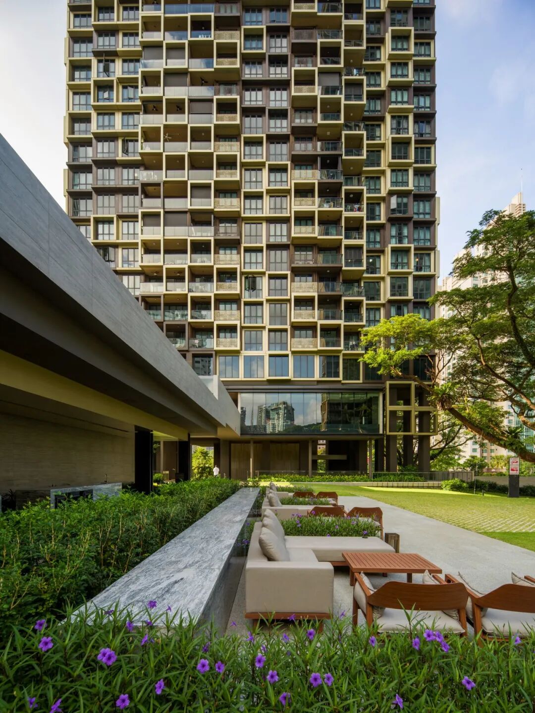 新加坡「隽峰」住宅完工，MVRDV 的像素化立面设计为高端预制建造塔楼赋予独特的藤蔓意象