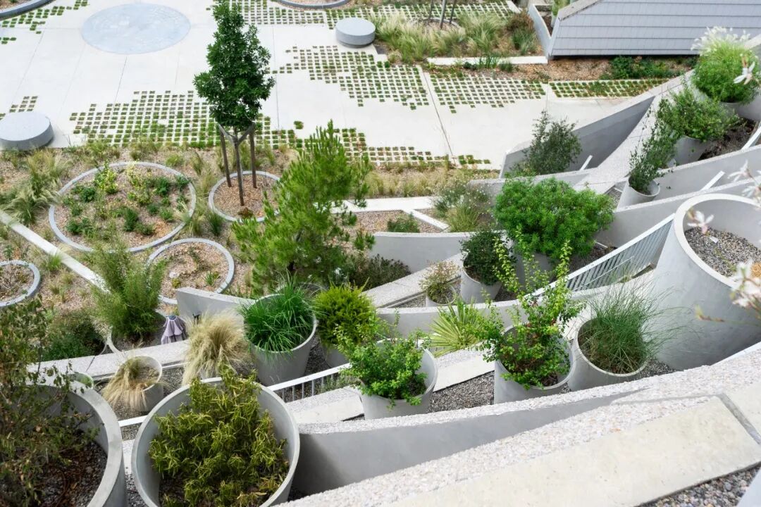 MVRDV 完成法国波尔多「绿谷」生态住宅：用光线切割出绿意盎然的宜居庭院