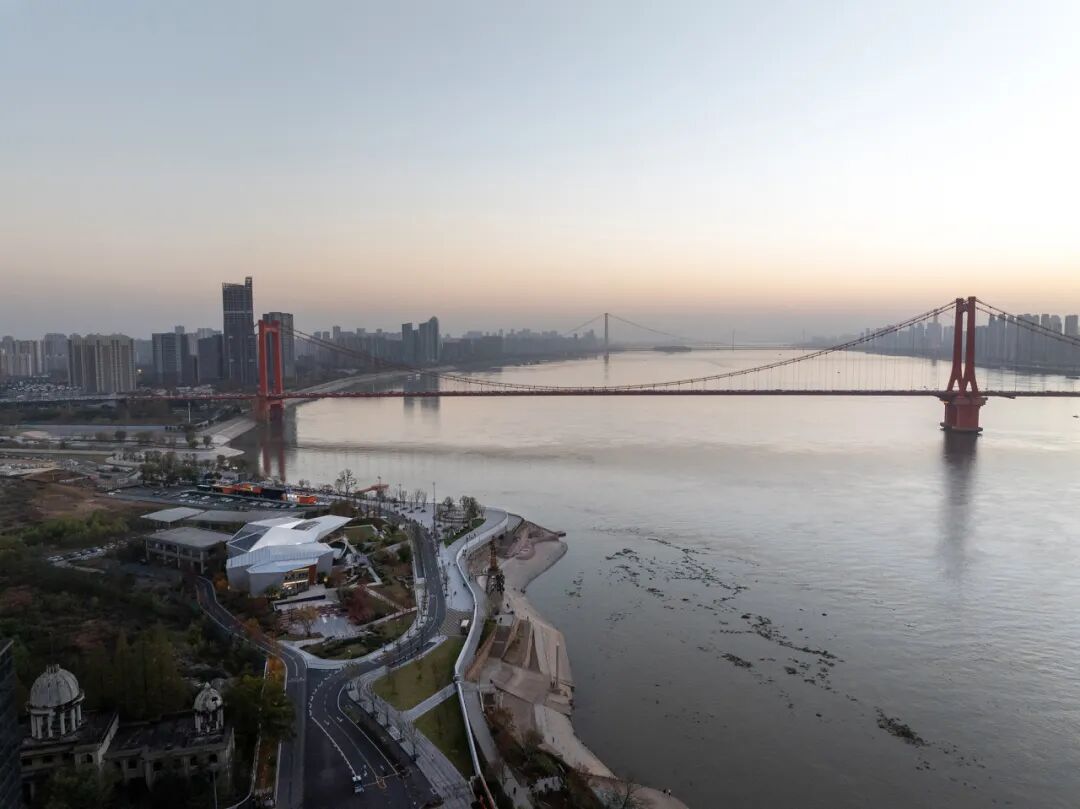 文化锚点的公共性重构：武汉长江天地和集与滨江公园更新 / 正象设计