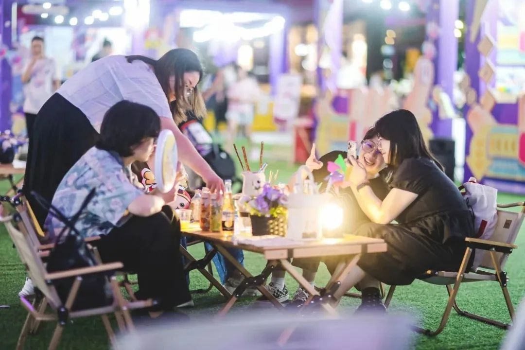 缤纷夜经济，购物中心升腾的“烟火气”