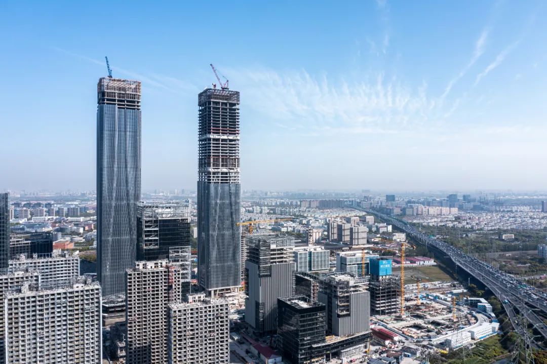 上海在建最高双子塔张江“科学之门”完成结构封顶