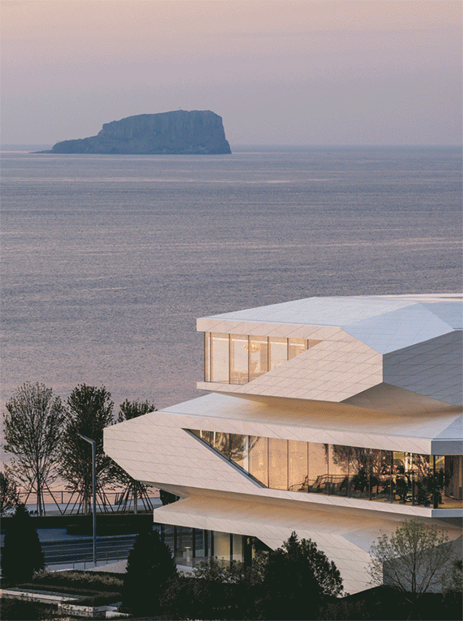 line+新作「石棱镜」，叠石望海，激活大连凌水湾滨海地景