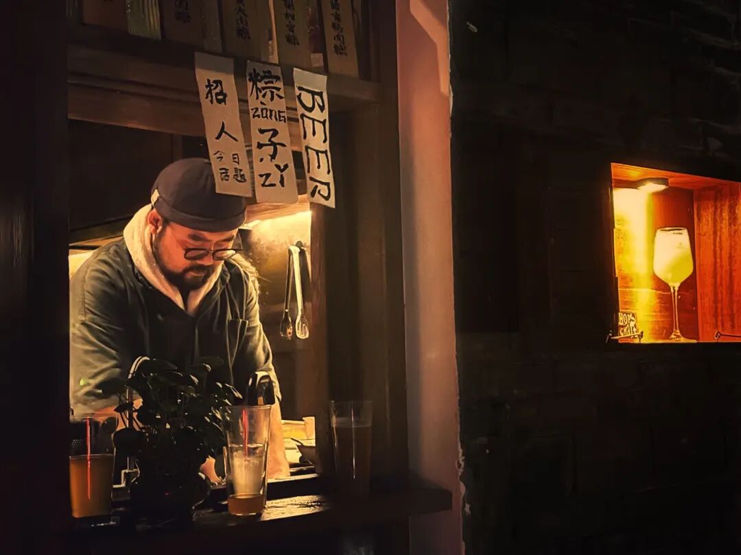谢柯:物向后退,人往前走