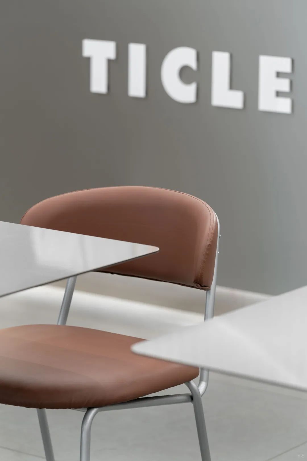 新作丨不锈钢与混凝土的交错：Ticle Coffee系列设计 / 大观建筑