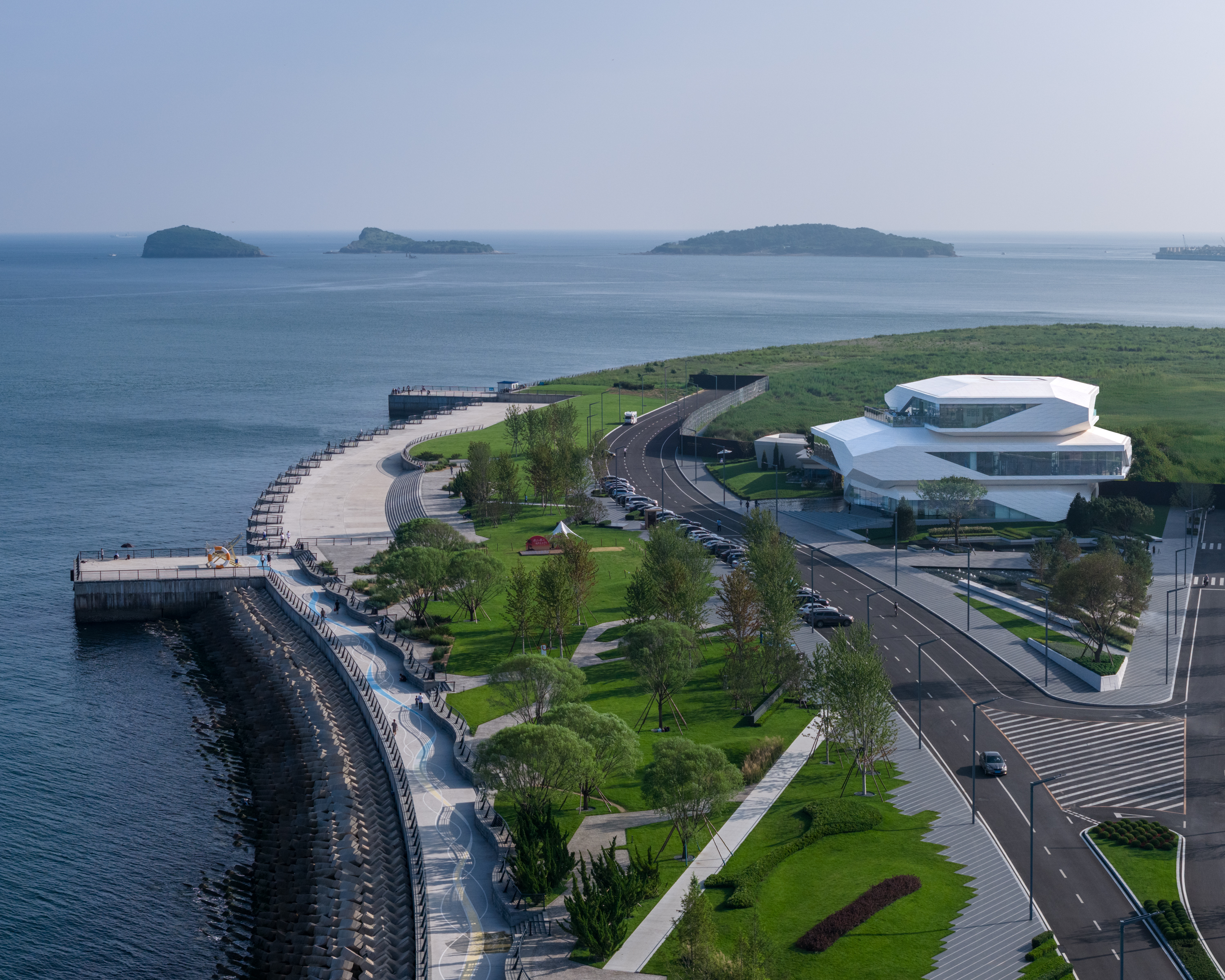 line+新作「石棱镜」，叠石望海，激活大连凌水湾滨海地景