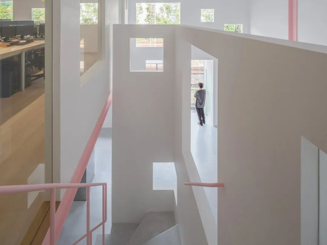 芽&middot;美术馆，墙洞构成的&ldquo;动态风景&rdquo;展