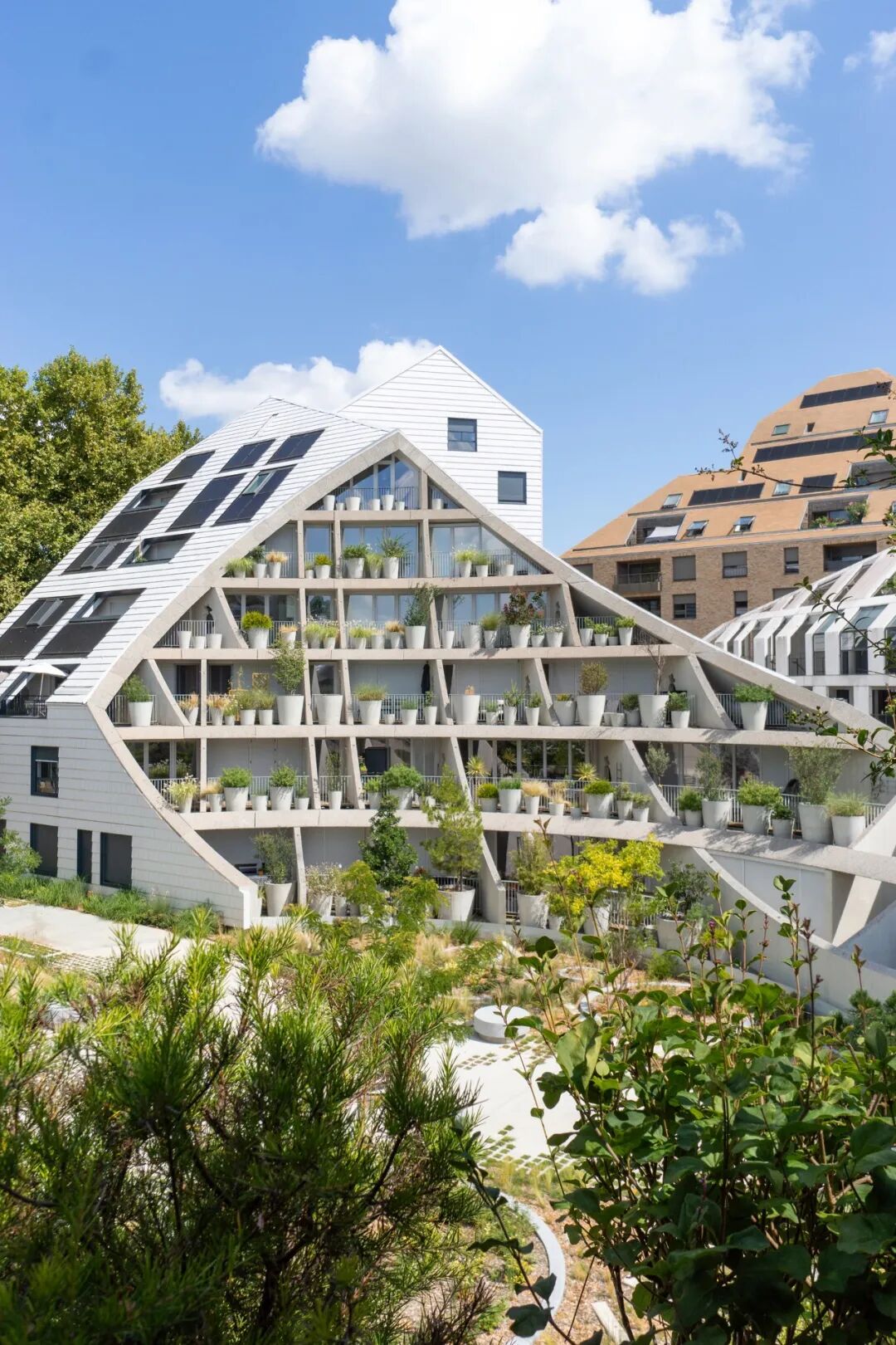 MVRDV 完成法国波尔多「绿谷」生态住宅：用光线切割出绿意盎然的宜居庭院