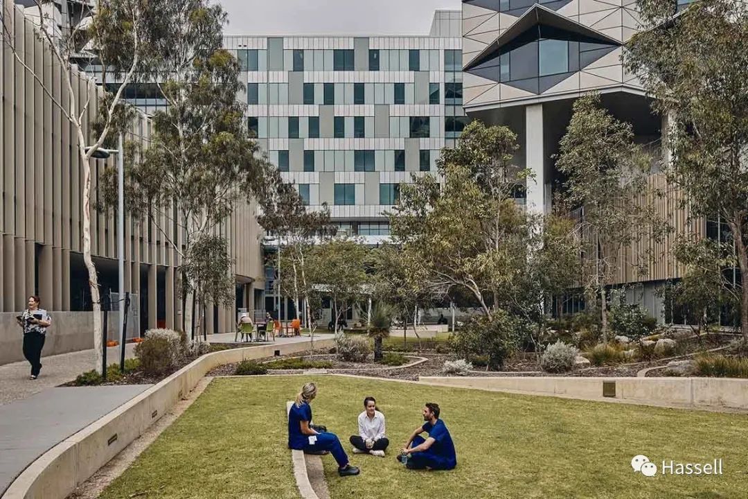 包容性和普适性设计如何提升医疗设施用户的健康和幸福感？