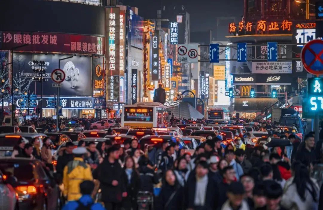 缤纷夜经济，购物中心升腾的“烟火气”