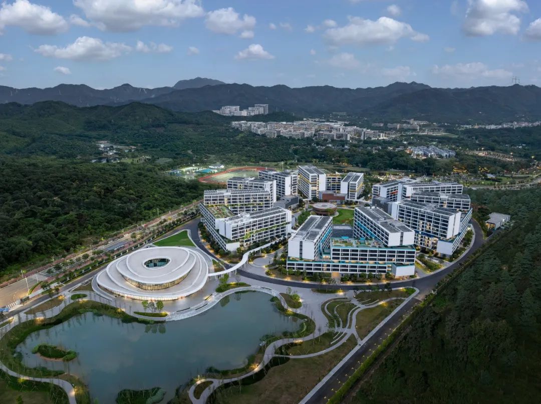 Aedas新作 | 北师香港浸会大学二期校园，钟灵毓秀，碧水绕亭