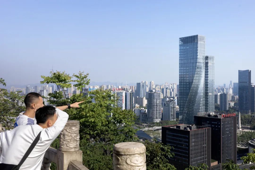 Aedas新作 | 重庆山城中的“极光之舞”，世界级双曲面幕墙建筑竣工