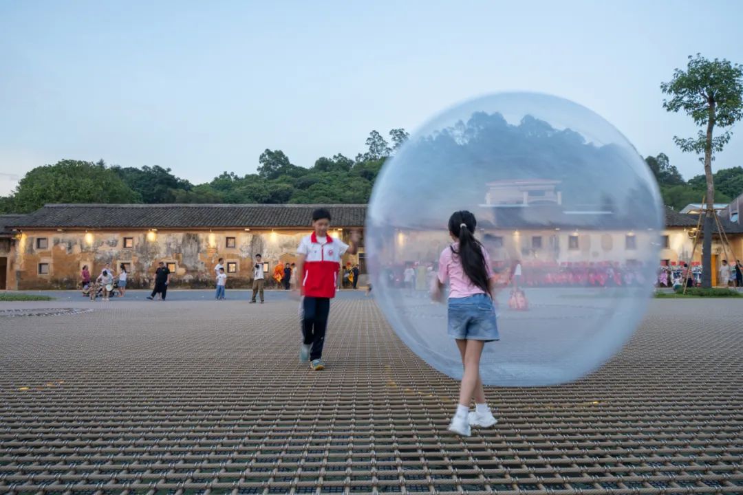 朱小地：在对岸，反观自我