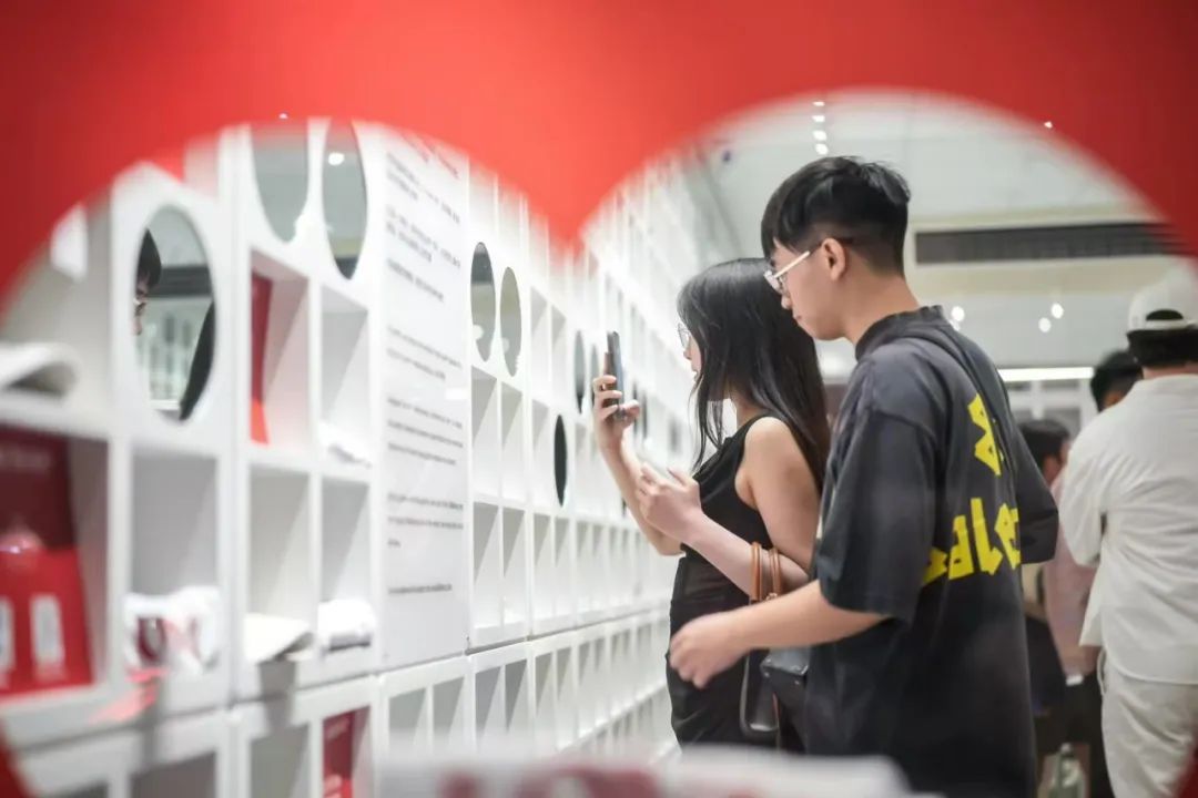 我朋友代理了一个巴黎潮牌眼镜品牌，在上海开了国内首店。  那时候，我正好在读两本书《潮牌之路》《卖什么都是卖体验》，就边看书边结合实际案例思考，如果我是她，代理这么一个巴黎潮牌眼镜品牌，如何一步步在国内打造品牌，形成裂变。  我朋友本身有成熟的商业思路，如今把这个品牌经营的有声有色，我随时翻到小红书的KOL视频里都能看见她的眼镜店的身影，又上了央视新闻作为国内首店的代表之一，又很快的马不停蹄的准备在淮海路开第二家店了。  我是无意间翻到之前的读书笔记，梳理一下当时的思考，发现她做的简直太棒了。  1. 新生代消费者参与品牌塑造的积极性日益高涨，让消费者参与品牌塑造，培养和激励他们的分享欲望。  2. 宣扬一种理念，眼镜也是服饰的一部分，潮人不只要不撞衫，也要不撞眼镜。  3. 征集摄影作品，佩戴该品牌的眼镜拍摄有风格的照片，可以接受投稿后，在官方的小红书账号上进行发布。  4. 塑造和定位品牌形象，和目标消费者的个人形象进行关联，定位潮牌、时尚、年轻，邀请设计师们做KOL代言，强化标签。  5. 通过宣传，邀请目标消费者不只是单独来购物，而是姐妹们一起，将一些有相似度的又有点不同的款式进行捆绑，形成闺蜜联合款，好基友款。是好闺蜜就戴一个品牌的眼镜一起出街。  6. 眼镜是易耗品，而不是通常来说一副眼镜戴好多年直到镜架变形了才换。  7. 打造品牌社群，在社群中通过艺术分享等方式，巩固品牌的艺术调性，吸引爱艺术的人们关注和加入社群。  8. 作为国内首店，让前期的顾客能够作为新生事物尝鲜者，心生自豪感。  9. 发展一些品牌衍生品，小礼物，促进消费和传播。  10. 只有价值定位清晰的产品，结合适当的品牌包装，才能长久赢得客户。  品牌战略  1. 刚开始注重，“为何用户选择我”，然后思考“怎样满足消费者需求”，而不仅仅关注产品本身，最后着手打造“什么样”的品牌。  2. 品牌和用户之间要有通畅、深入的沟通渠道，比如小红书？能够及时接收到客户的反馈和需求。  3. 宣传公司的品牌故事，使大众产品成为一个内涵丰富的品牌。  4. 采访顾客，征集他们与品牌产品之间的故事，可以在店内设置照片墙，以及将小红书为虚拟空间设立线上的故事墙和照片墙。打造出“戴这个品牌的眼镜的用户都是一群富有创意而且非常有趣的人”  5. 你不必自己推广产品，你只需要编写一些故事，让大家乐于口口相传，互相分享。  6. 眼镜引申出“看世界”“看人”“走出去”“眼睛的交流”“透过眼镜看到美”等立意  7. 独特的故事主张，创作品牌暖情小故事，就像当初的益达口香糖广告系列，比如一些偶遇、爱情、相约、温情、偶像剧连续剧短剧进行传播。  8. 定制印有眼镜的T恤  9. 反复讲好品牌故事，让大家形成一致看法，他们会自发的宣传你的品牌。  10. 想一句口号。  11. 推出一些新款的样片，邀请大家免费试戴一周? 要求是需要朋友圈发照片。  12. 狂热？执着？信念？大胆？真诚？表达？活力？思考如何让品牌与这些相关联。  13. 公益行为。比如，送眼镜给一些非目标客群，他们没有能力得到适合的眼镜，然后讲这些公益行为记录，传播，在店里照片墙展示等。制定切实可行的公益营销战略，必须建立与目标受众产生情感共鸣的纽带。比如，如今的快递小哥群体，大厂失业群体等。让客户和社会公众觉得你的公益行为真实可靠且可持续发展。  14. 产地比产品更重要。比如，强调品牌来自巴黎。  15. 注重客户体验，比如，快递眼镜的时候，店长手写的卡片，祝福，以及包装盒的设计感等。  16. 店里放拍立得。邀请顾客买完就拍照留念，在店里留下靓影。  17.对于进店后没有购买的顾客，留下他们的需求，希望的款式和使用场景，下次上新品的时候可以及时告诉他们。  18. 分销，带客，裂变。  19.个别款式做到稀缺性，独一无二。  20.上新款的时候，第一个购买的顾客有命名权，可以在官方小红书账号上官宣。  21. 多为顾客定制产品或者定制服务。  22. 先将店长和店员的认识的朋友建个品牌初始群，然后邀请每个朋友拉5个新朋友入群，每增加50或者100个时候，开始抽奖，送一副眼镜。中奖的要离开群，但是要再5个或者10个进群。  23. 每个到店领眼镜奖品的人必须带一个朋友来。  24. 发动大家一起出点子。  图片来源：品牌主理人Michelle Ye