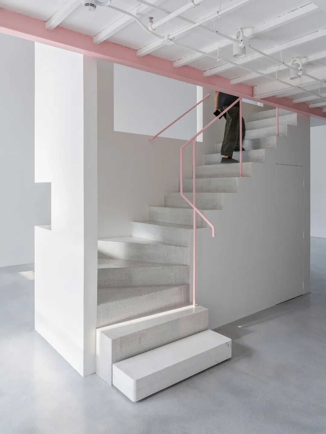 芽&middot;美术馆，墙洞构成的&ldquo;动态风景&rdquo;展